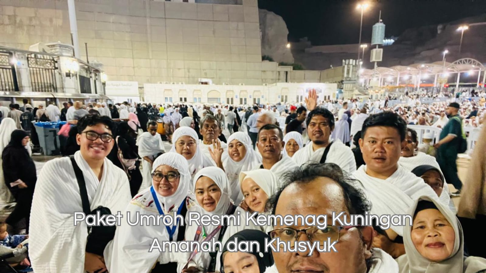 Jemaah asal Kuningan sedang beribadah dengan tenang menggunakan paket umroh resmi Kemenag Kuningan