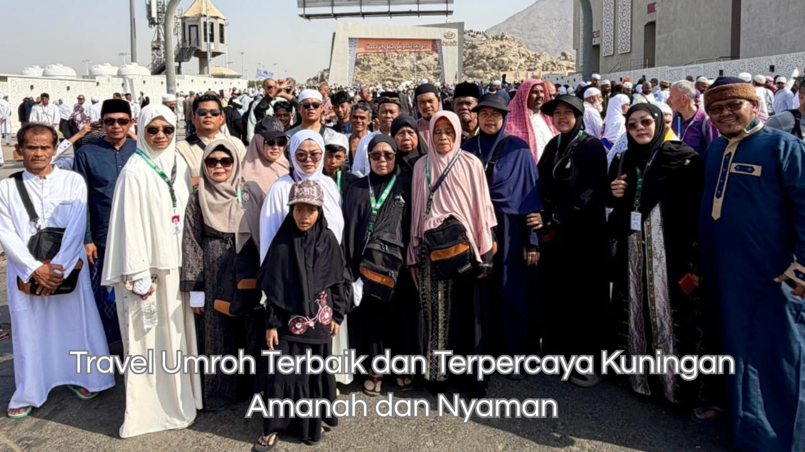 Jemaah beribadah khusyuk bersama travel umroh terbaik dan terpercaya Kuningan