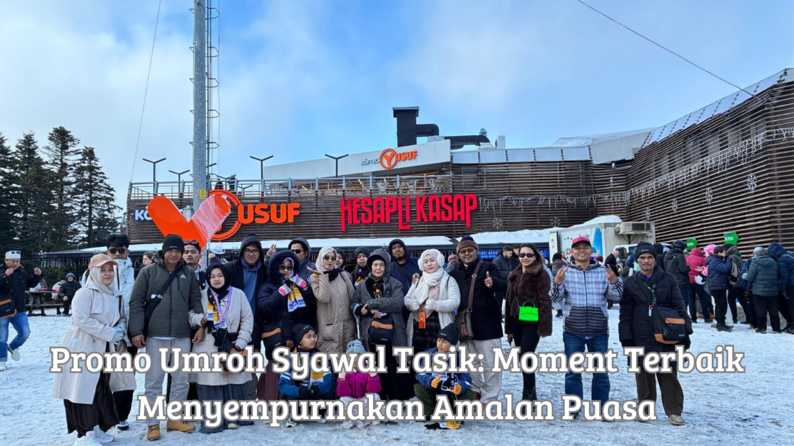 Jemaah berkonsultasi mengenai penawaran promo umroh syawal Tasik di kantor travel