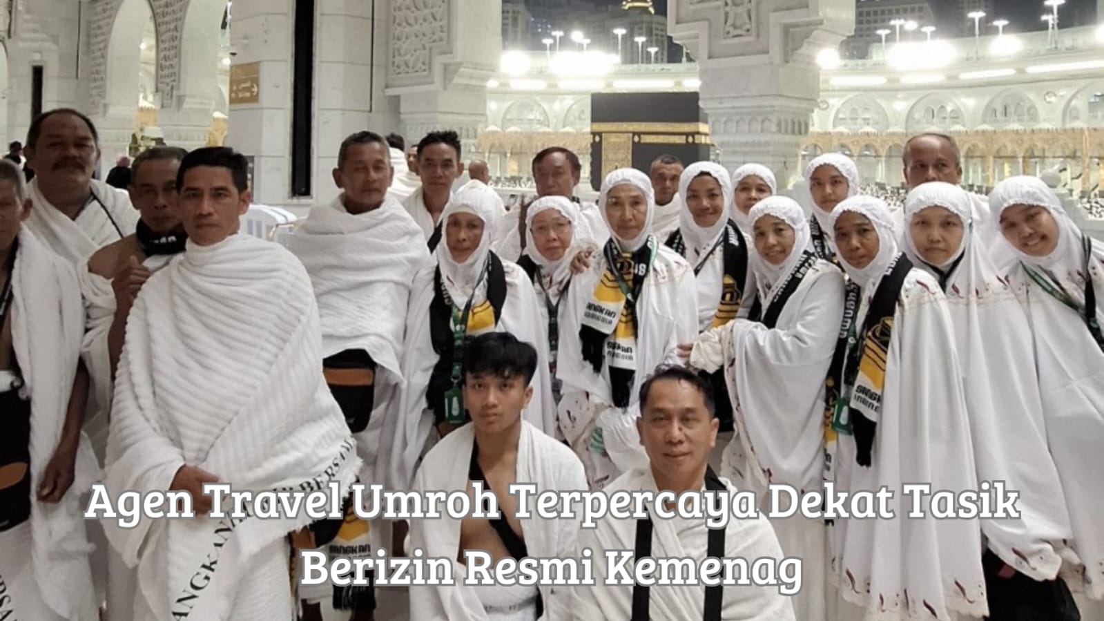 Jemaah sedang berkonsultasi di kantor agen travel umroh terpercaya dekat Tasik