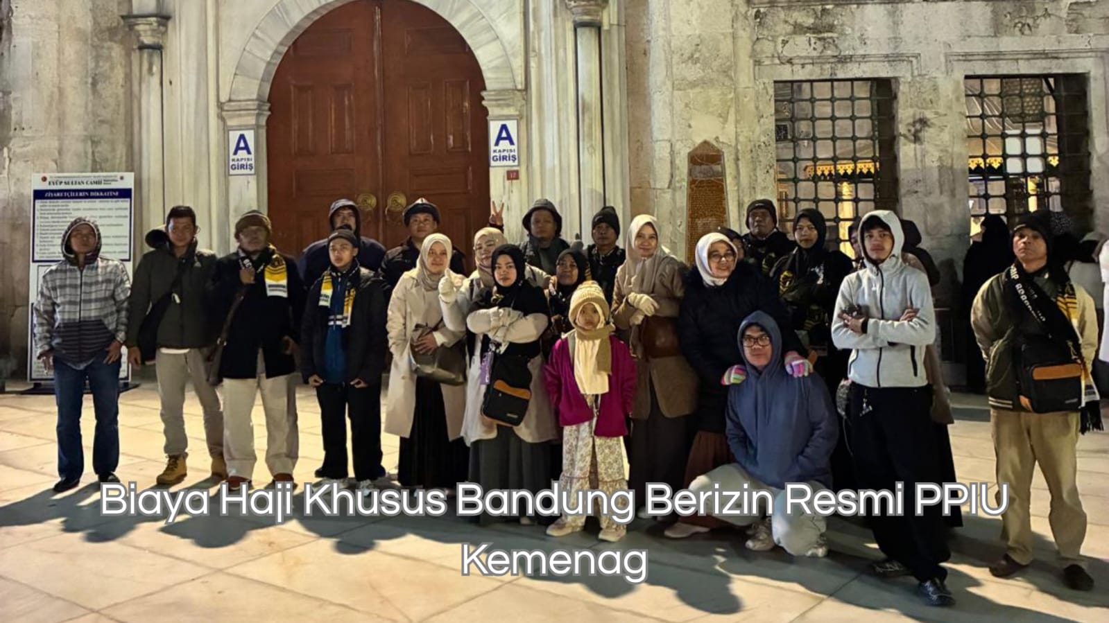 Calon jemaah sedang berkonsultasi mengenai biaya haji khusus Bandung