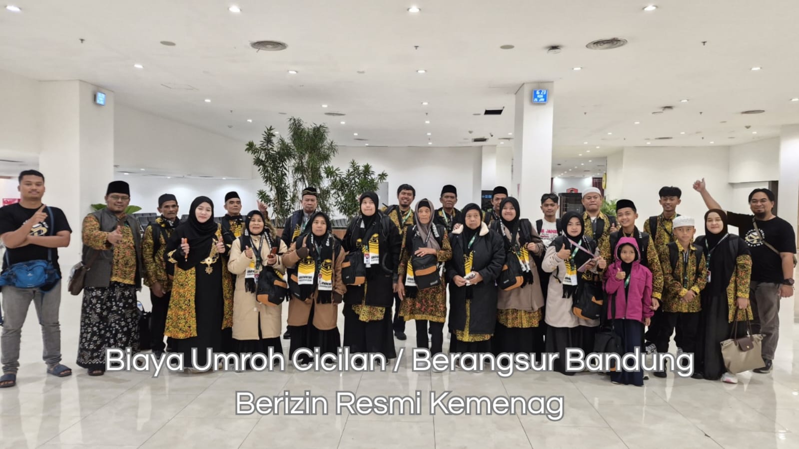 Calon jemaah sedang berkonsultasi mengenai umroh cicilan Bandung