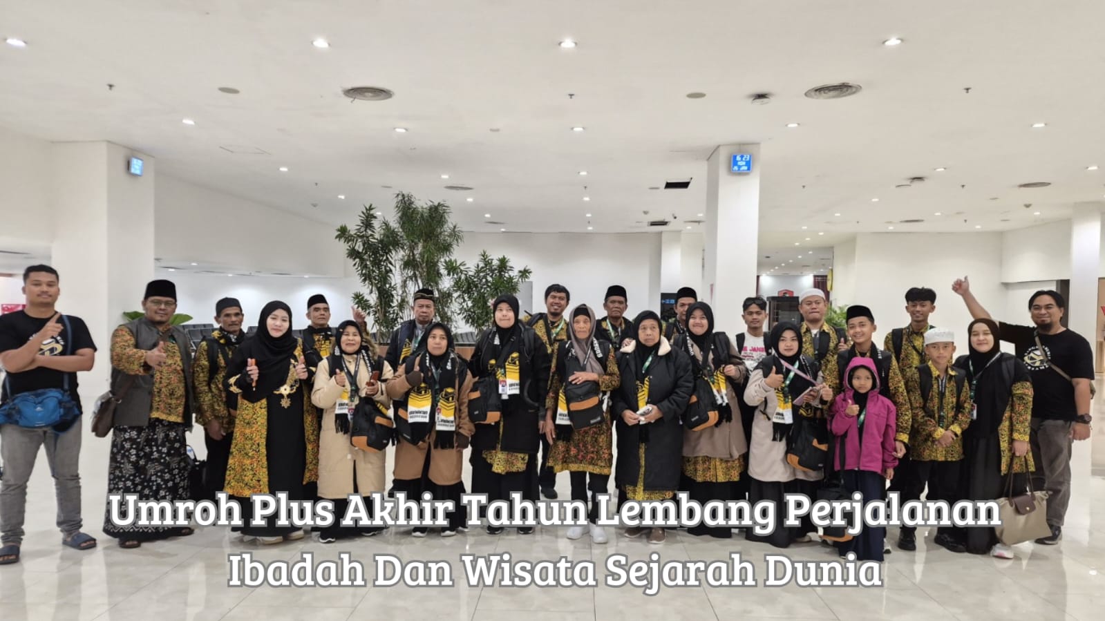 Jemaah berkumpul di destinasi wisata halal program umroh plus akhir tahun lembang