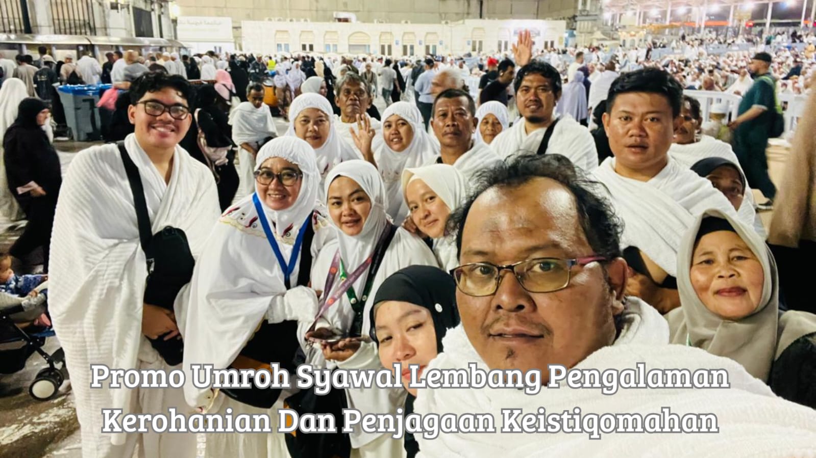 Jemaah berkumpul di pelataran Masjidil Haram menggunakan promo umroh syawal lembang