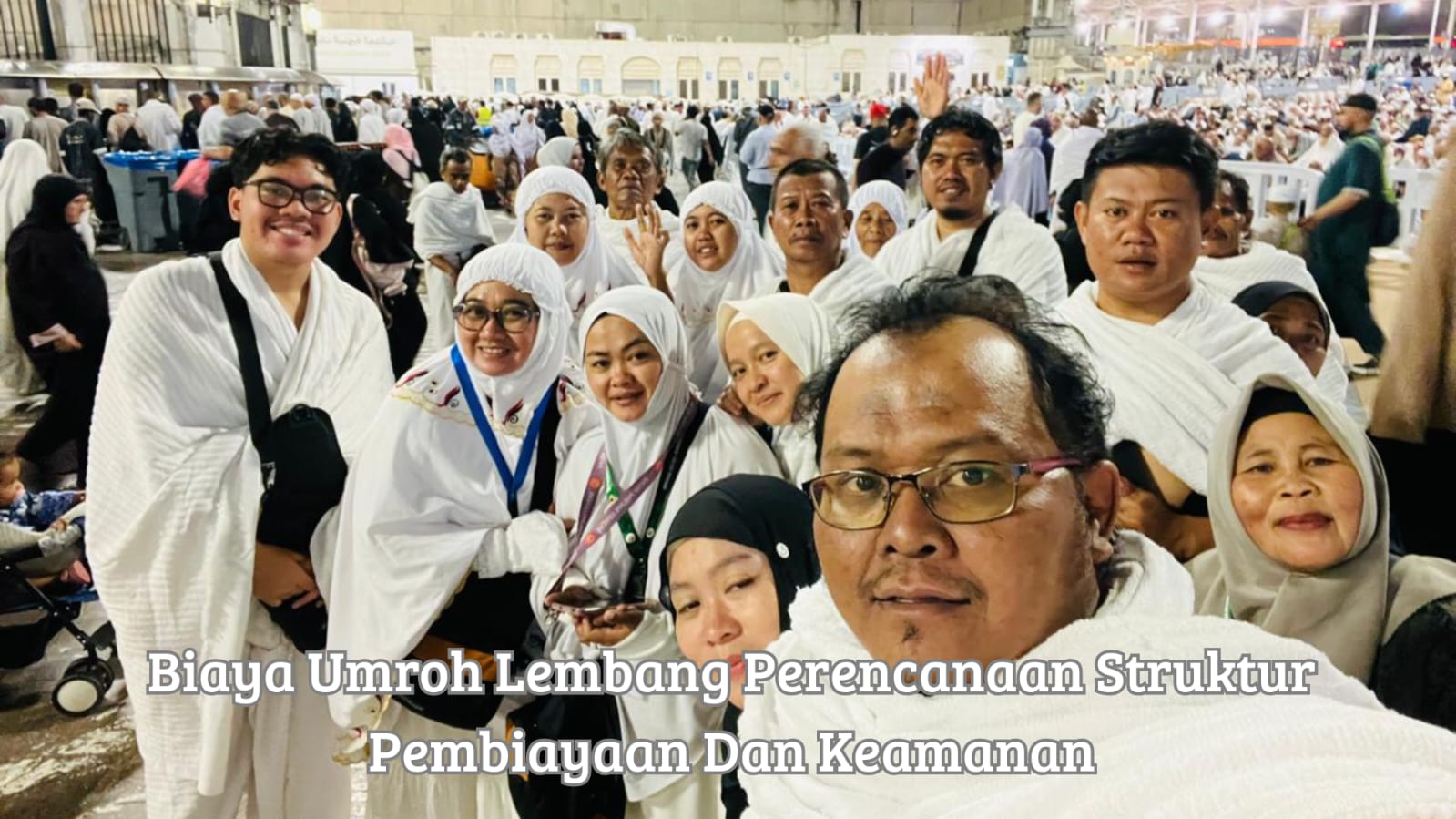 Calon jemaah berkonsultasi mengenai perencanaan biaya umroh lembang bersama petugas resmi