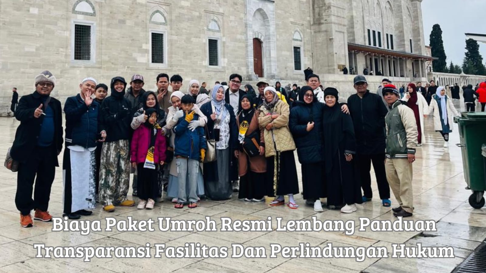 Calon jamaah menerima penjelasan mengenai transparansi biaya paket umroh resmi lembang dari petugas