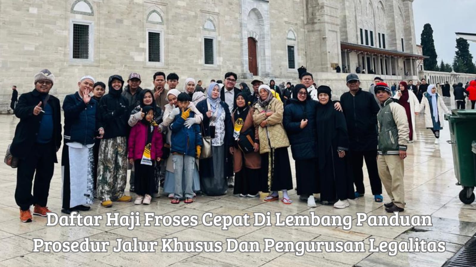 Calon jemaah berkonsultasi mengenai prosedur daftar haji froses cepat di lembang bersama petugas resmi