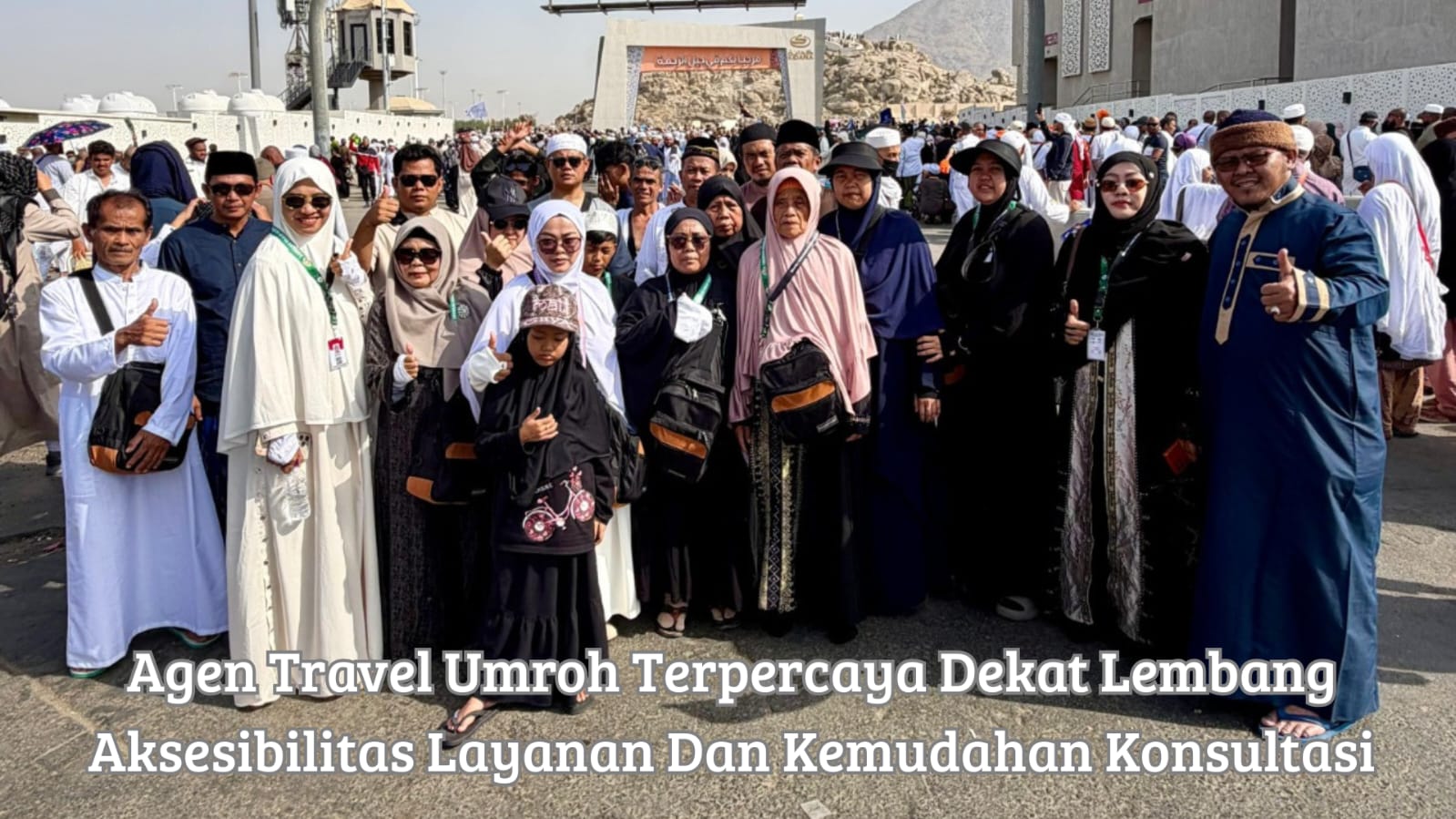Calon jemaah berkonsultasi secara tatap muka di kantor agen travel umroh terpercaya dekat lembang
