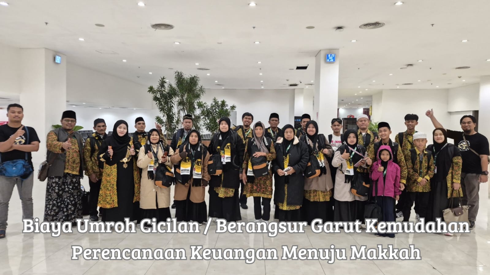 Calon jamaah asal Garut sedang berkonsultasi mengenai akad perencanaan pembiayaan biaya umroh cicilan / berangsur garut