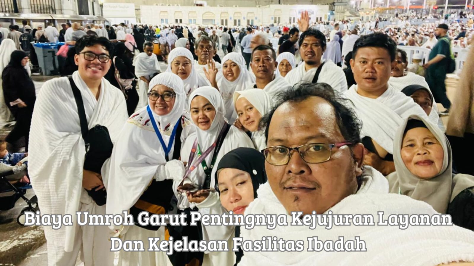 Calon jamaah asal Garut sedang berkonsultasi mengenai rincian komponen biaya umroh garut di kantor travel Sangkanurip Bersama