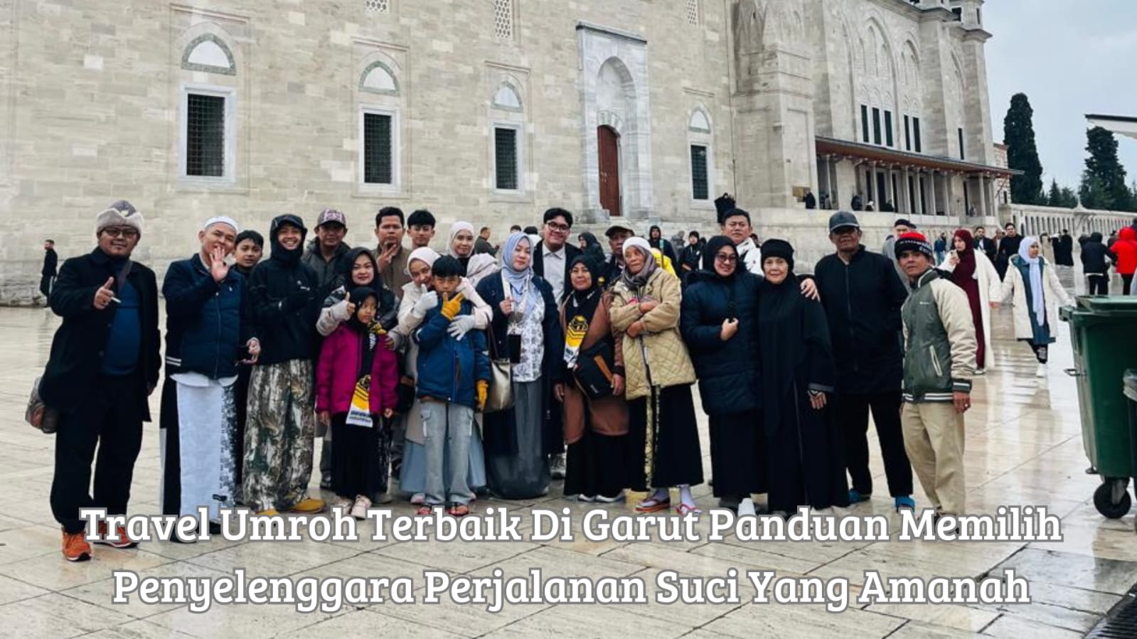 Calon jamaah sedang berdiskusi mengenai jadwal keberangkatan di kantor travel umroh terbaik di garut Sangkanurip Bersama