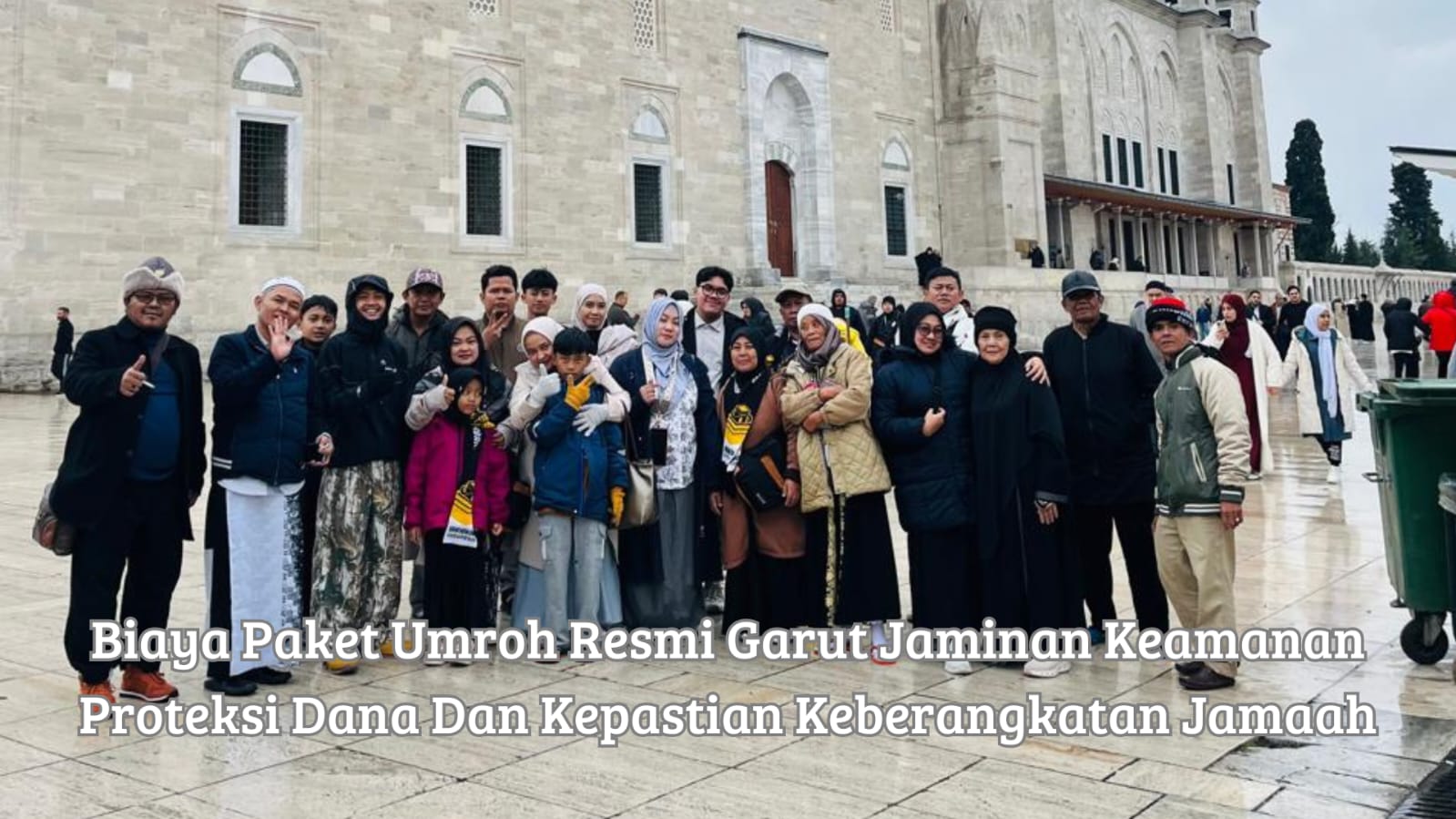 Petugas melayani konsultasi pendaftaran biaya paket umroh resmi garut jamaah di kantor Sangkanurip Bersama