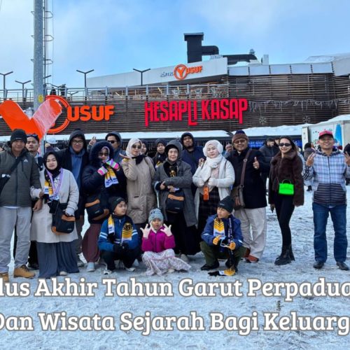 Rombongan jamaah program umroh plus akhir tahun garut sedang menikmati tur wisata sejarah Islam bersama pembimbing travel
