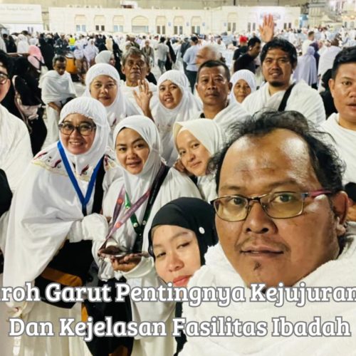 Calon jamaah asal Garut sedang berkonsultasi mengenai rincian komponen biaya umroh garut di kantor travel Sangkanurip Bersama