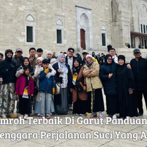 Calon jamaah sedang berdiskusi mengenai jadwal keberangkatan di kantor travel umroh terbaik di garut Sangkanurip Bersama