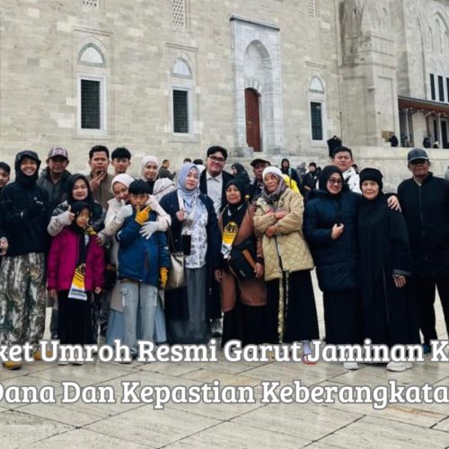Petugas melayani konsultasi pendaftaran biaya paket umroh resmi garut jamaah di kantor Sangkanurip Bersama
